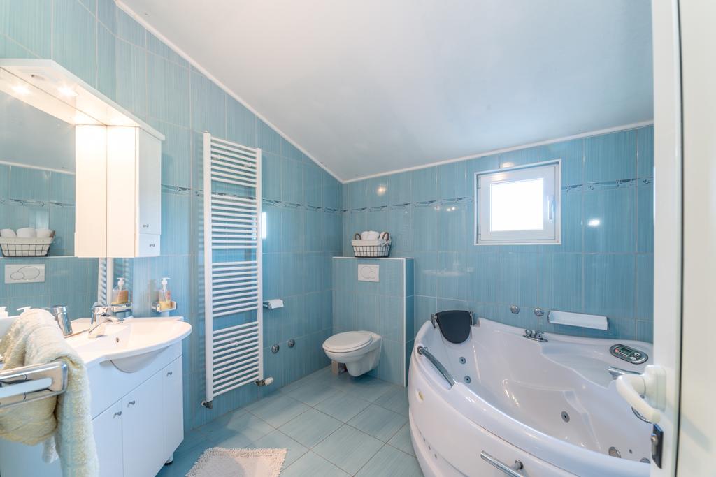 Crowonder Sun&Fun Holiday House With Large Swimming Pool, Playroom And Garden Бибинє Екстер'єр фото