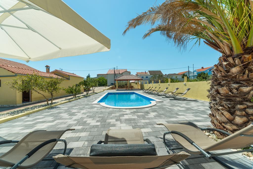 Crowonder Sun&Fun Holiday House With Large Swimming Pool, Playroom And Garden Бибинє Екстер'єр фото