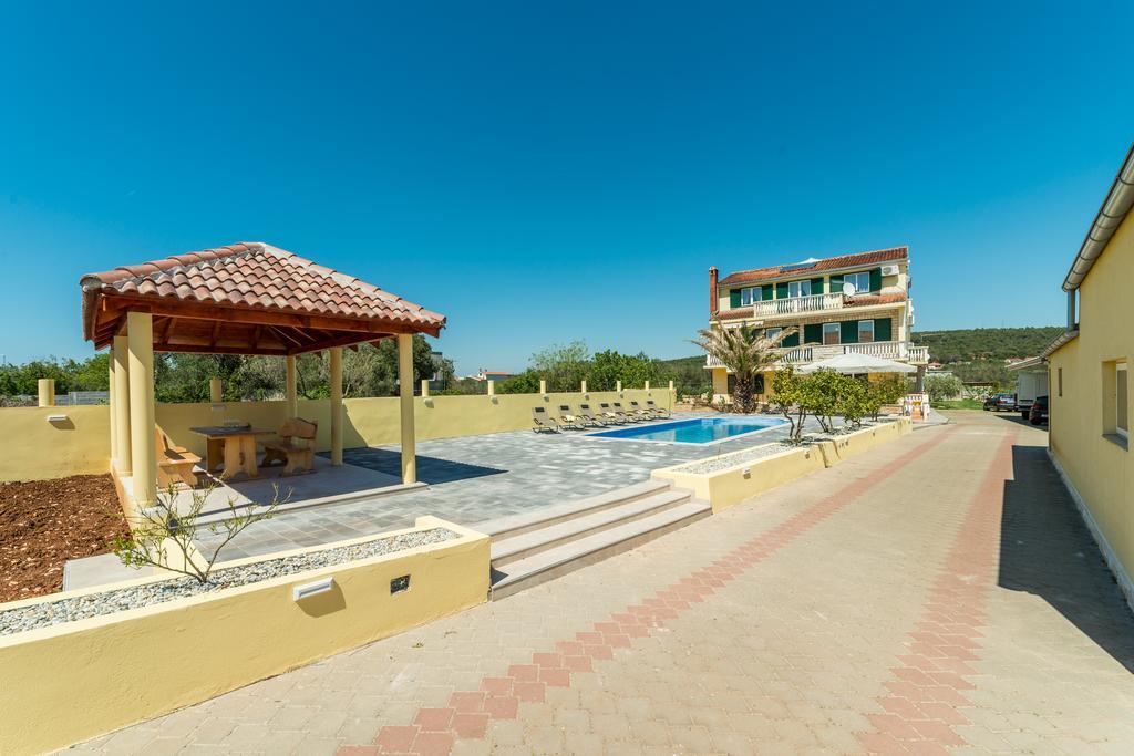 Crowonder Sun&Fun Holiday House With Large Swimming Pool, Playroom And Garden Бибинє Екстер'єр фото